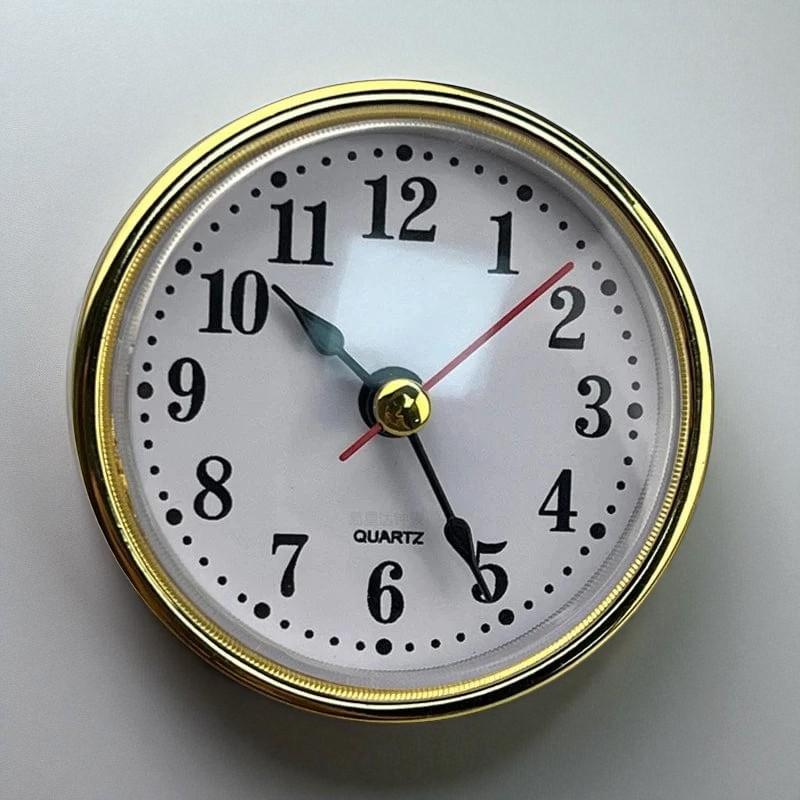 Élégance Vintage – Petite Horloge