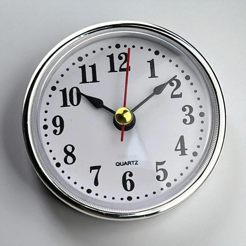 Élégance Vintage – Petite Horloge