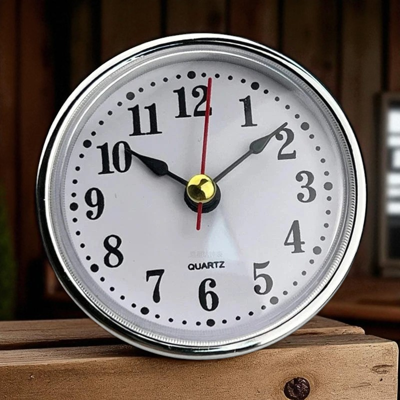 Élégance Vintage – Petite Horloge